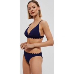 Gładki dół od bikini granatowy. Niebieskie bikini damskie MOODO, bez wzorów. W wyprzedaży za 14.99 zł.