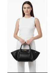 Florence Bags Skórzana torebka "Enfola" w kolorze czarnym - 50 x 22 x 17 cm rozmiar: onesize. Czarne torebki klasyczne damskie Florence Bags, bez wzorów, z materiału, bez dodatków. Za 339.99 zł.