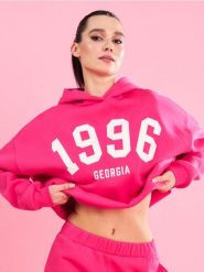 Bluza hoodie z obniżoną linią ramion i napisem "1996 Georgia" Gym Hard - różowy. Czerwone bluzy bez kaptura damskie Sinsay, l, bez wzorów, bez ramiączek, bez kaptura. Za 49.99 zł.