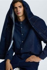 Jeansowa koszula ze stójką - granatowy. Niebieskie koszule męskie Reserved, l, bez wzorów, z denimu, bez kołnierzyka, bez ramiączek. Za 119.99 zł.