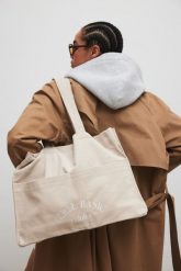 Torba typu shopper bag wykonana ze sztruksu w kolorze CLASSIC BEIGE - MRSL BASIC CLUB-UNI. Brązowe shopper bag damskie Marsala, bez wzorów, z bawełny, bez dodatków. Za 219.90 zł.