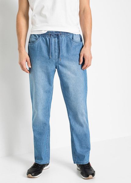 Lekkie jeansy z gumką w talii classic fit, tapered (2 pary). Niebieskie jeansy męskie bonprix. Za 229.99 zł.