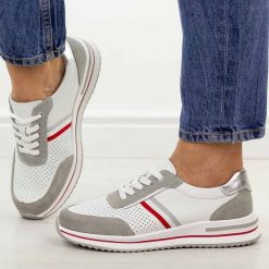 Biało szare skórzane półbuty damskie Jezzi 8467. Białe półbuty damskie Jezzi, bez wzorów, z jeansu, eleganckie, z okrągłym noskiem, bez obcasa, na płaskiej podeszwie. Za 239.00 zł.