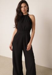 Czarny Kombinezon Elegancki z Broszką Różą 3D i Dekoltem Halter Thaelima. Czarne broszki damskie Born2be. Za 159.99 zł.