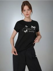 Koszulka z nadrukiem - czarny. Czarne t-shirty damskie Sinsay, l, bez wzorów, z bawełny, bez kołnierzyka. Za 6.99 zł.