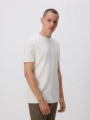 T-shirt slim ze strukturalnej dzianiny - złamana biel. T-shirty męskie Reserved, l, bez wzorów, z dzianiny, bez kołnierzyka. W wyprzedaży za 45.99 zł.