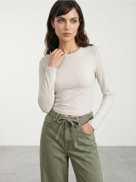 Bawełniana koszulka slim fit z długim rękawem - kremowy. Białe t-shirty damskie Sinsay, l, bez wzorów, z bawełny, bez kołnierzyka. Za 19.99 zł.