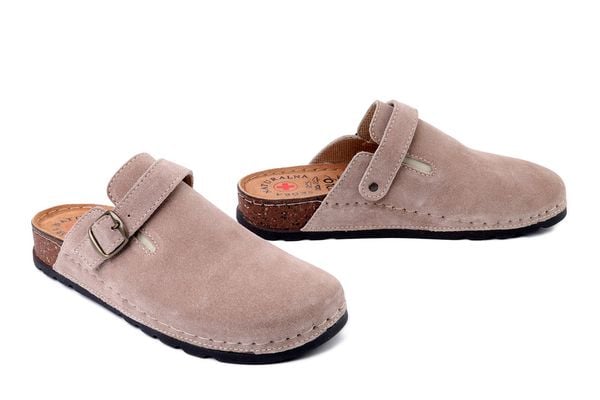 SOLO 168 beż welur, klapki damskie. Brązowe klapki damskie Solo, bez wzorów, ze skóry, bez obcasa. Za 259.17 zł.