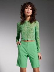 Szorty bermudy z domieszką wiskozy - zielony. Zielone szorty damskie Sinsay, bez wzorów, z wiskozy. Za 49.99 zł.