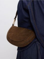 Torebka z imitacji zamszu - ciemnobrązowy. Brązowe torebki klasyczne damskie Reserved, bez wzorów, ze skóry, bez dodatków. Za 119.99 zł.