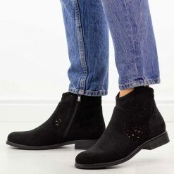 Czarne zamszowe ażurowe botki damskie S.Barski 8019. Czarne botki damskie S.BARSKI, na jesień, z jeansu, eleganckie, z okrągłym noskiem, bez obcasa, na obcasie, bez zapięcia. Za 229.00 zł.