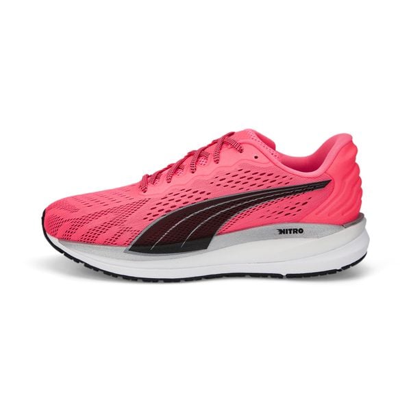 Buty do biegania dla kobiet Puma Magnify Nitro Surge. Czarne obuwie do biegania damskie Puma. W wyprzedaży za 397.00 zł.