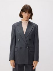 Dwurzędowa marynarka z wełną - szary. Szare marynarki i żakiety damskie Reserved, l, bez wzorów, z tkaniny. W wyprzedaży za 259.99 zł.