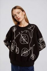 Bluza z ozdobną aplikacją czarna. Czarne bluzy z nadrukiem damskie MOODO, l, z bawełny. Za 139.99 zł.