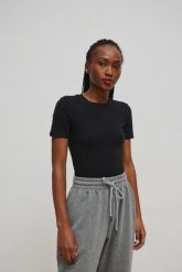 Dopasowany top z krotkim rękawem w kolorze TOTALLY BLACK - COLT-XS. Czarne topy damskie Marsala, l, bez wzorów, z bawełny, bez kołnierzyka. Za 149.90 zł.