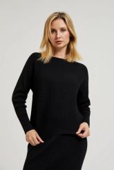 Sweter o fasonie nietoperz czarny. Czarne swetry klasyczne damskie MOODO, l, z poliamidu, bez kołnierzyka. W wyprzedaży za 69.99 zł.