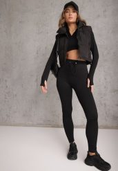 Czarny Sportowy Komplet Spodnie Wiązane w Pasie i Top z Wycięciem na Kciuk Tidale. Czarne spodnie materiałowe damskie Renee, z aplikacjami, casualowe. Za 54.99 zł.