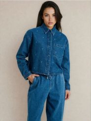 Jeansowa koszula z haftowanymi kwiatami - niebieski. Niebieskie koszule damskie Sinsay, l, bez wzorów, z jeansu, bez kołnierzyka, bez ramiączek. Za 59.99 zł.