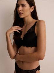 Biustonosz push up z koronką - czarny. Czarne biustonosze Reserved, bez wzorów, z dzianiny. W wyprzedaży za 55.99 zł.