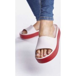 Crocs 205631-6QB BARELY PINK/PEPPER, klapki. Różowe klapki damskie Crocs, bez wzorów, bez obcasa, na platformie. Za 134.00 zł.