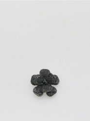 Broszka w kształcie kwiatu - czarny. Czarne broszki damskie Reserved. Za 49.99 zł.