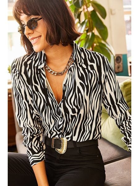 Olalook Bluzka w kolorze czarno-białym rozmiar: L. Czarne bluzki damskie Olalook, l, bez wzorów, z wiskozy, bez kołnierzyka, bez ramiączek. Za 52.55 zł.