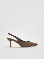 Czółenka ze skóry owczej - beżowy. Brązowe czółenka damskie Reserved, bez wzorów, ze skóry, bez obcasa. Za 179.99 zł.