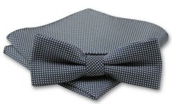 Elegancka Mucha Męska - Alties - Granatowa w Białe Kwadraciki. Niebieskie krawaty i muchy męskie Alties, bez wzorów, eleganckie. Za 54.00 zł.