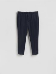 Spodnie chino slim fit - granatowy. Niebieskie spodnie materiałowe męskie Reserved, bez wzorów, z dzianiny. Za 139.99 zł.