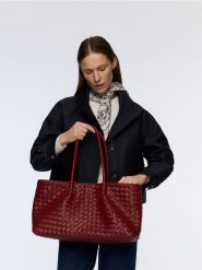 Pleciona torebka handmade - czerwony. Czerwone torebki klasyczne damskie Reserved, bez wzorów, ze skóry, bez dodatków. Za 239.99 zł.