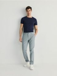 Spodnie chino slim fit - Inny. Spodnie materiałowe męskie Reserved, bez wzorów, z bawełny. W wyprzedaży za 79.99 zł.