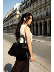 Victor & Hugo Paris Skórzana torebka "Luz" w kolorze czarnym - 31 x 24 x 16 cm rozmiar: onesize. Czarne torebki klasyczne damskie Victor & Hugo Paris, bez wzorów, z materiału, bez dodatków. Za 374.19 zł.