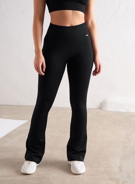 Damskie legginsy bezszwowe prążkowane rozszerzane wysoki stan squat proof czarne. Czarne legginsy damskie Aim'n, s, bez wzorów, z dzianiny. Za 296.00 zł.