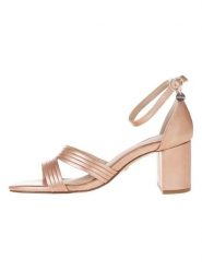 S.Oliver Sandały w kolorze różowozłotym rozmiar: 40. Różowe sandały damskie S.Oliver, bez wzorów, bez obcasa, na koturnie. Za 110.29 zł.