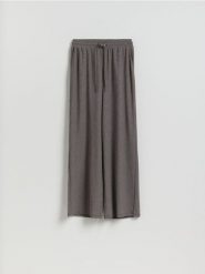 Spodnie ze strukturalnej dzianiny - ciemnobrązowy. Brązowe spodnie materiałowe damskie Reserved, bez wzorów, z dzianiny. Za 89.99 zł.