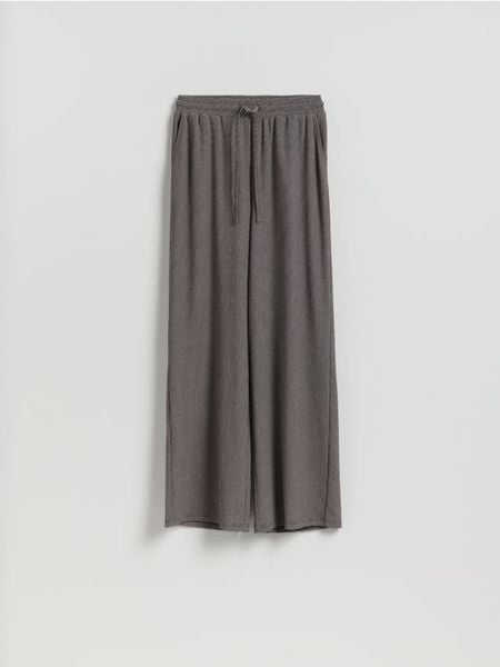 Spodnie ze strukturalnej dzianiny - ciemnobrązowy. Brązowe spodnie materiałowe damskie Reserved, bez wzorów, z dzianiny. Za 89.99 zł.