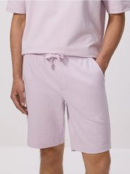 Dresowe szorty regular fit - lawendowy. Fioletowe szorty męskie Reserved, z bawełny, bez kołnierzyka. W wyprzedaży za 49.99 zł.
