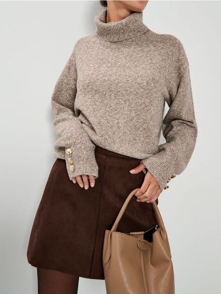 Golf ze zdrobieniami na rękawach - brązowy. Brązowe golfy damskie Sinsay, l, bez wzorów, bez ramiączek. Za 69.99 zł.