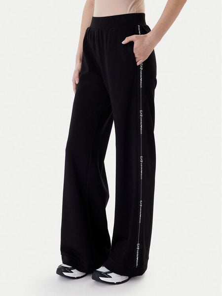 EA7 Emporio Armani Spodnie dresowe 7W000961 AF12501 UC001 Czarny Flared Fit. Czarne spodnie dresowe damskie EA7 Emporio Armani, xl, bez wzorów, z dresówki. Za 549.99 zł.