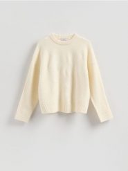 Sweter z obniżoną linią ramion - kremowy. Białe swetry klasyczne damskie Reserved, l, z dzianiny, bez kołnierzyka. Za 129.99 zł.