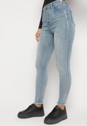 Niebieskie Jeansy Skinny z Postrzępionymi Nogawkami Odettema. Niebieskie jeansy damskie Born2be. Za 99.99 zł.