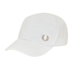 Czapka męska Fred Perry z oddychającego materiału, klasyczne logo, śnieżnobiała. Białe czapki męskie Fred Perry, bez wzorów, z bawełny, eleganckie. Za 359.35 zł.