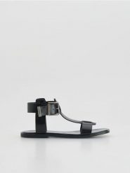 Sandały z łączonych materiałów - mahoniowy. Brązowe sandały damskie Reserved, bez wzorów, z materiału, bez obcasa. Za 169.99 zł.