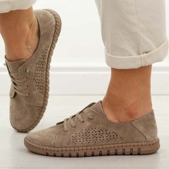 Beżowe skórzane półbuty damskie Vinceza 95362. Brązowe półbuty damskie VINCEZA, w ażurowe wzory, z jeansu, biznesowe, z okrągłym noskiem, bez obcasa. W wyprzedaży za 197.10 zł.