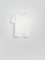 T-shirt z ćwiekami - biały. Białe t-shirty damskie Reserved, l, bez wzorów, z lyocellu, bez kołnierzyka. W wyprzedaży za 59.99 zł.