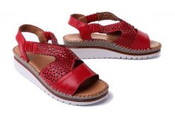 MANITU 910213-04 rot, sandały damskie. Czerwone sandały damskie Manitu, w ażurowe wzory, ze skóry, bez obcasa, na koturnie. Za 284.90 zł.