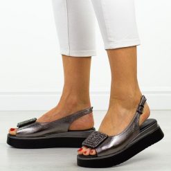 Pewter sandały damskie na platformie Potocki 12590. Szare sandały damskie POTOCKI, z aplikacjami, z jeansu, bez obcasa, na platformie. Za 209.00 zł.