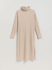 Dzianinowa sukienka z golfem - kremowy. Białe sukienki damskie Reserved, na co dzień, l, bez wzorów, z dzianiny, bez kołnierzyka, bez ramiączek, mini, proste. Za 129.99 zł.