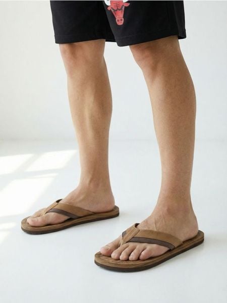 Japonki - brązowy. Brązowe klapki i japonki męskie Sinsay. Za 25.99 zł.