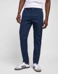 MESKIE SPODNIE LEE SLIM CHINO DEEP NAVY 112321634. Niebieskie spodnie materiałowe męskie Lee, bez wzorów. Za 219.99 zł.